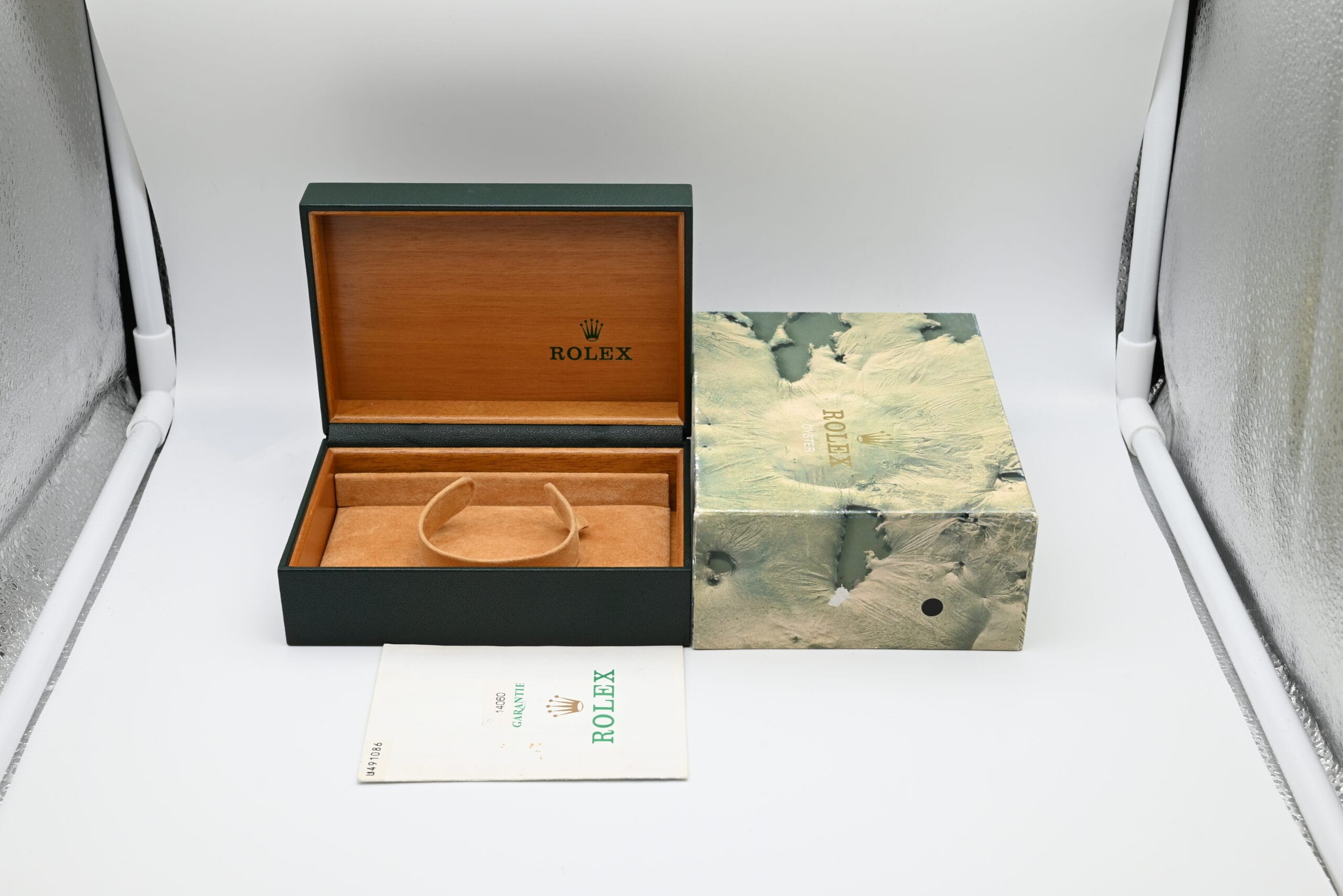 Rolex Submariner Ref. 14060 Year 1998 (Box & Papers) – Image 2